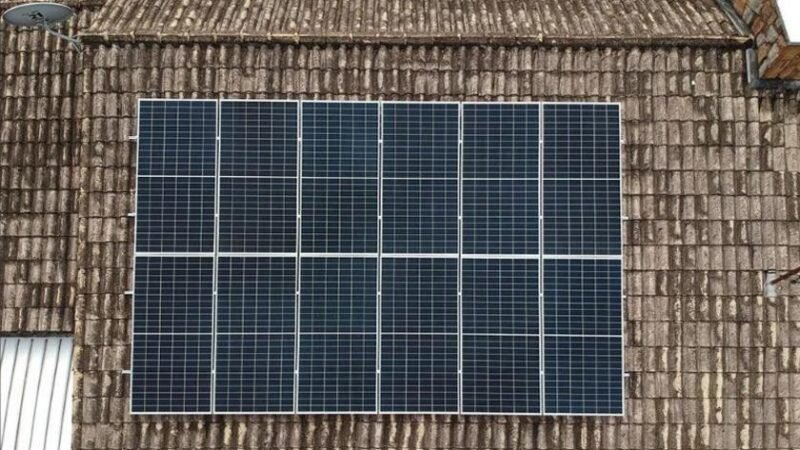 Oscilação de bandeiras tarifárias pressiona contas de luz e revela vantagem da energia solar