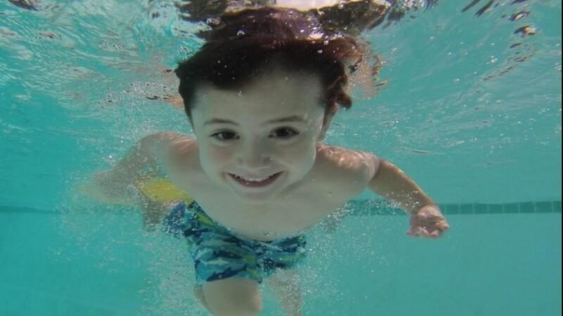 Verão e férias: veja dicas de como limpar a piscina para evitar dengue e virose