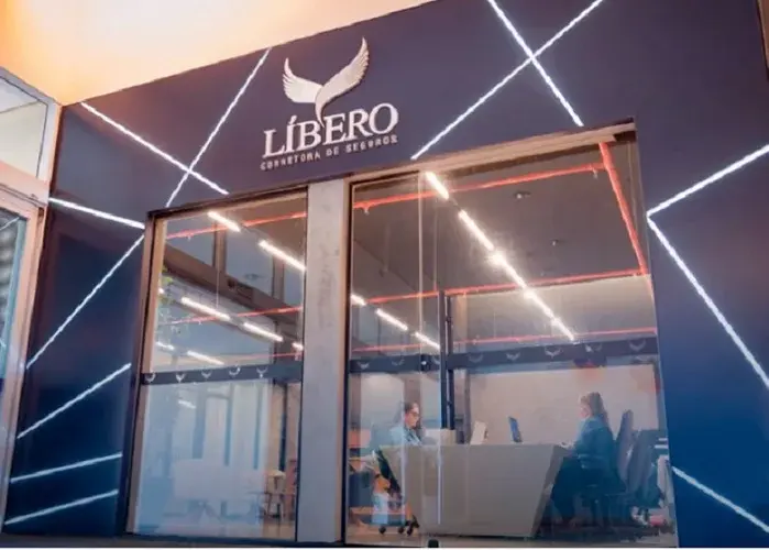 Azimut Adquire Grupo Unifinance e SMZTO é Absorvida pela Libero Azimut Adquire Grupo Unifinance e SMZTO é Absorvida pela Libero