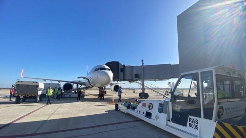 Com maior uso de energia elétrica em solo, LATAM Brasil evita a emissão de mais de 16 mil toneladas de CO₂ em 2025