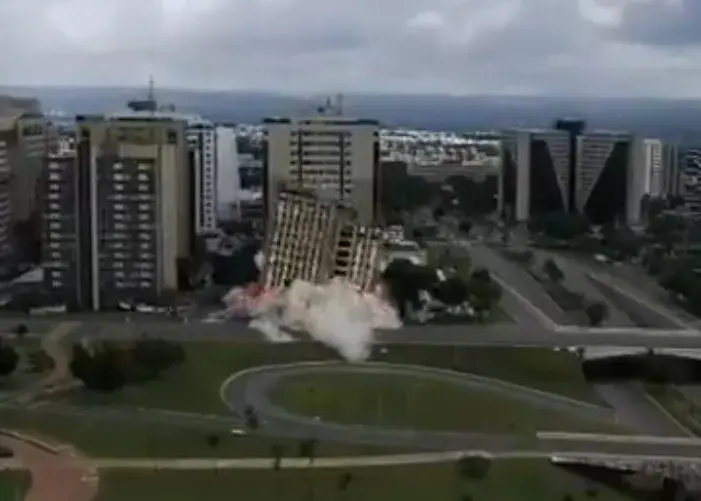 Demolição Relâmpago de Prédio Altíssimo em Fração de Minuto
