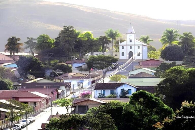Menor cidade do Brasil inaugura sistema "antiapagão" com energia solar e baterias.
