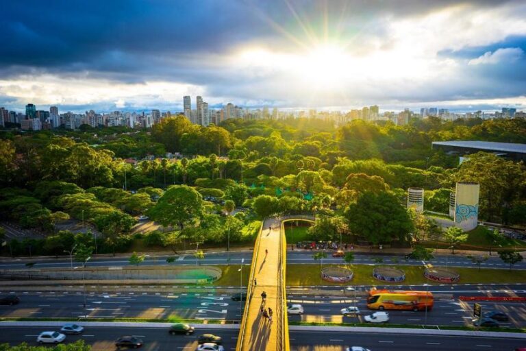 Políticas municipais impulsionam transformação do mercado imobiliário e aceleram a transição energética do setor globalmente, aponta JLL