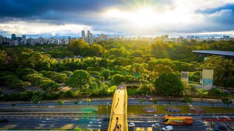 Políticas municipais impulsionam transformação do mercado imobiliário e aceleram a transição energética do setor globalmente, aponta JLL