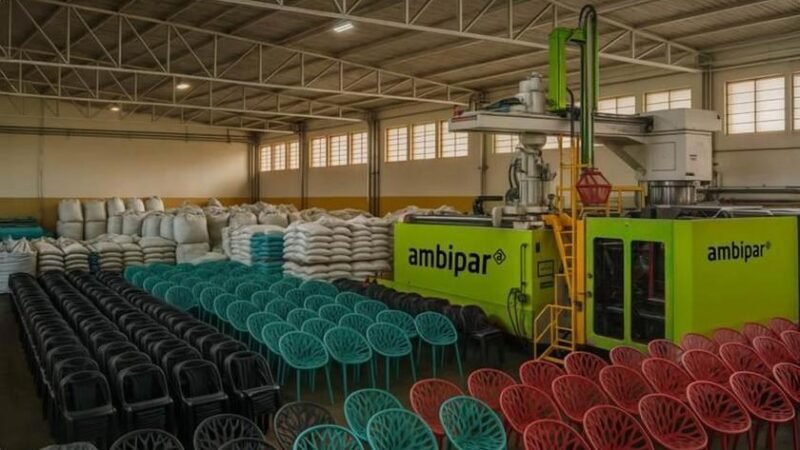 Economia circular em escala industrial: Ambipar produz 320 mil cadeiras recicladas