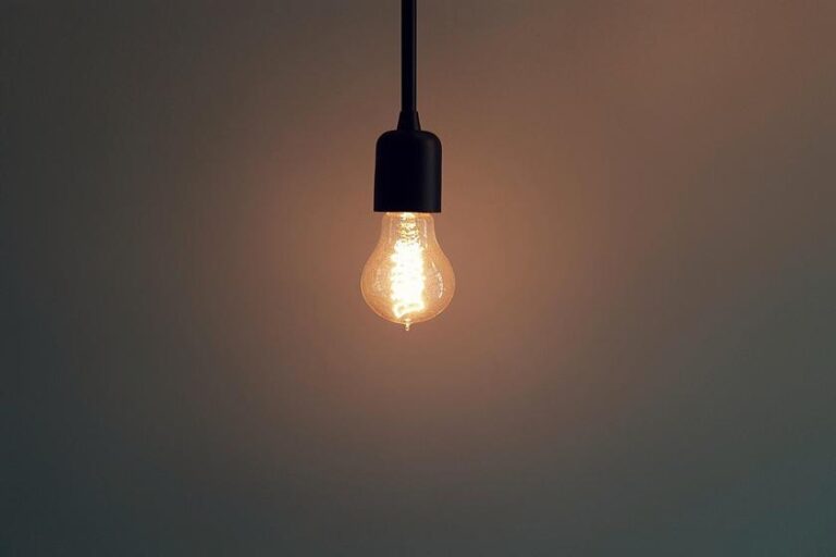 Alta de 27,34% em contas de luz nos últimos doze meses