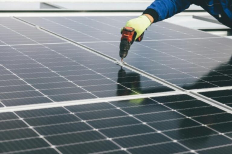 Geração distribuída atinge 43,9 GW no Brasil com energia solar