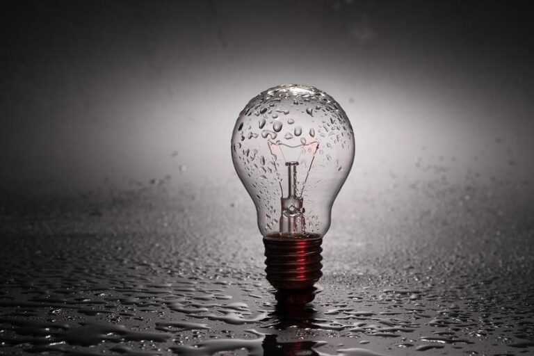 IA contra riscos em redes de distribuição elétrica