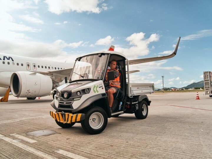 Aeroporto de Florianópolis substitui veículos a combustão por frota elétrica da FEVER para reduzir emissões e modernizar operações Aeroporto de Florianópolis substitui veículos a combustão por frota elétrica da FEVER para reduzir emissões e modernizar operações