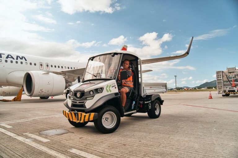 Aeroporto de Florianópolis substitui veículos a combustão por frota elétrica da FEVER para reduzir emissões e modernizar operações