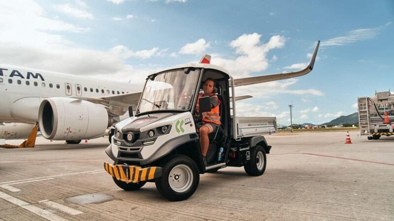 Aeroporto de Florianópolis substitui veículos a combustão por frota elétrica da FEVER para reduzir emissões e modernizar operações