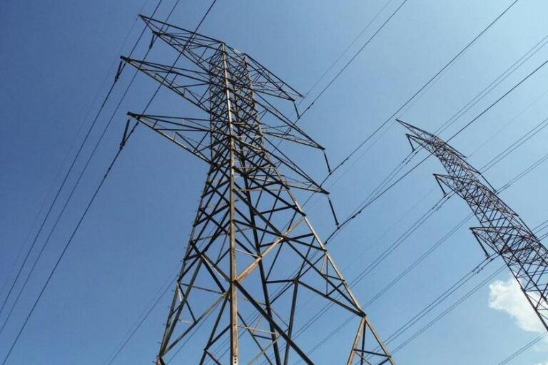 Energia mais cara em 2026: alta nas tarifas pode chegar a 8% e superar inflação