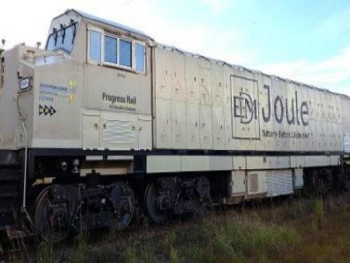 MRS Logística faz demonstração com maior locomotiva a baterias do mundo