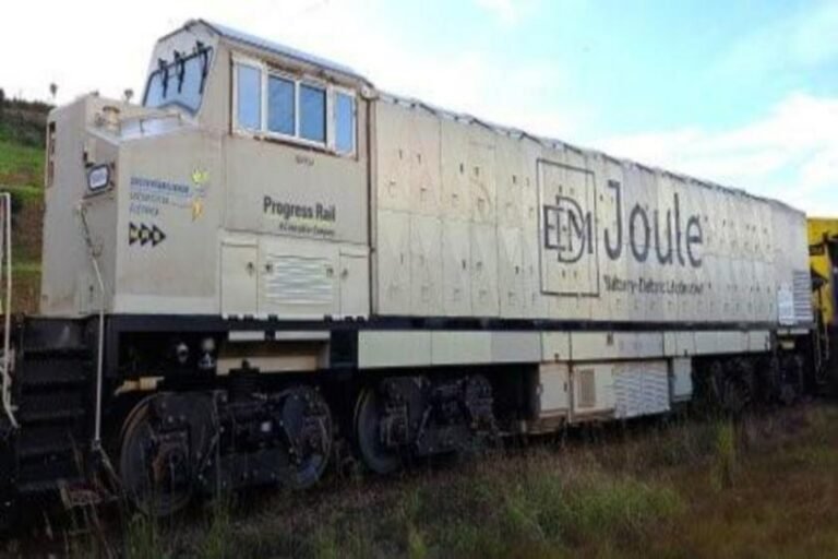 MRS Logística faz demonstração com maior locomotiva a baterias do mundo