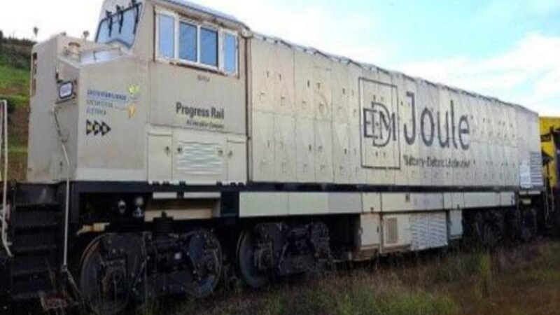 MRS Logística faz demonstração com maior locomotiva a baterias do mundo