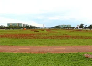 Recuperacao do gramado da Esplanada vai custar R 1,5 milhao