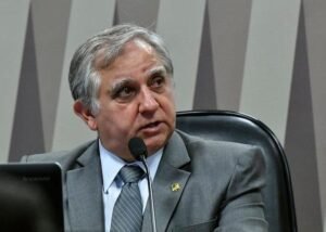 Senador solicita bloqueio de bens do casal Ibaneis e Celina