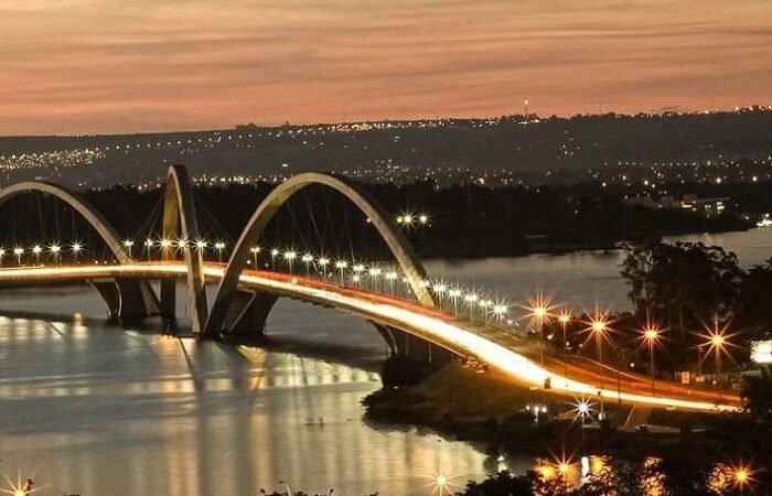 Tecnologia de drone ajuda a limpar arcos da Ponte JK