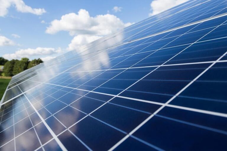 Cotia investe em energia solar sustentável