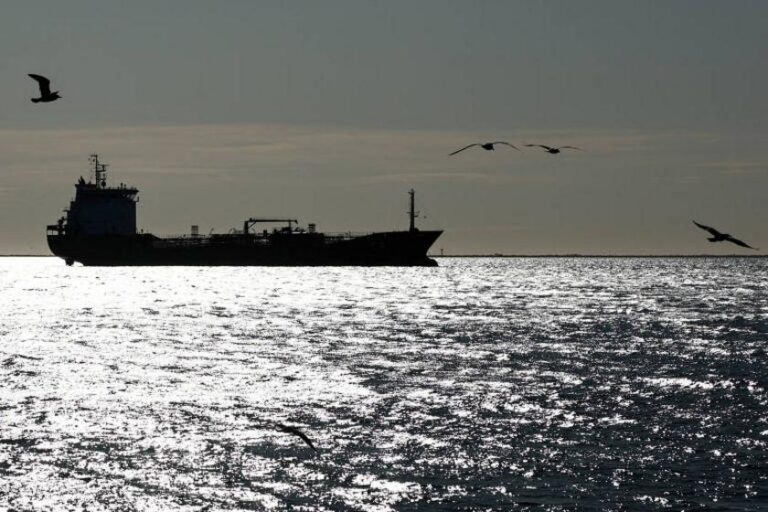 Guerra no Irã expõe riscos de dependência de combustíveis fósseis
