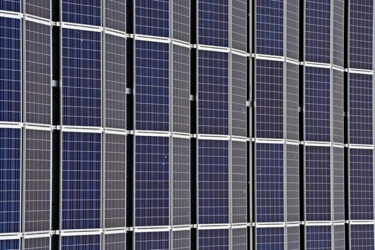 Módulos Solares Resistentes à Poeira para Maior Eficiência