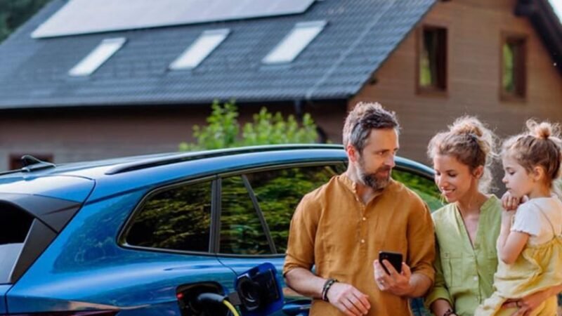 Pessoas buscam Energia solar e veículos elétricos na disparada de preços