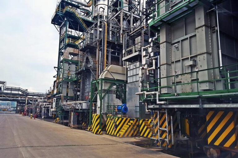Petróleo dispara 52% em 1 mês de guerra