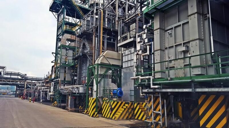 Petróleo dispara 52% em 1 mês de guerra