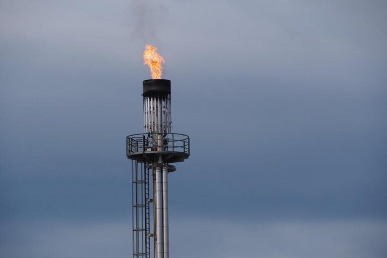 Petróleo dispara após ataques no Oriente Médio