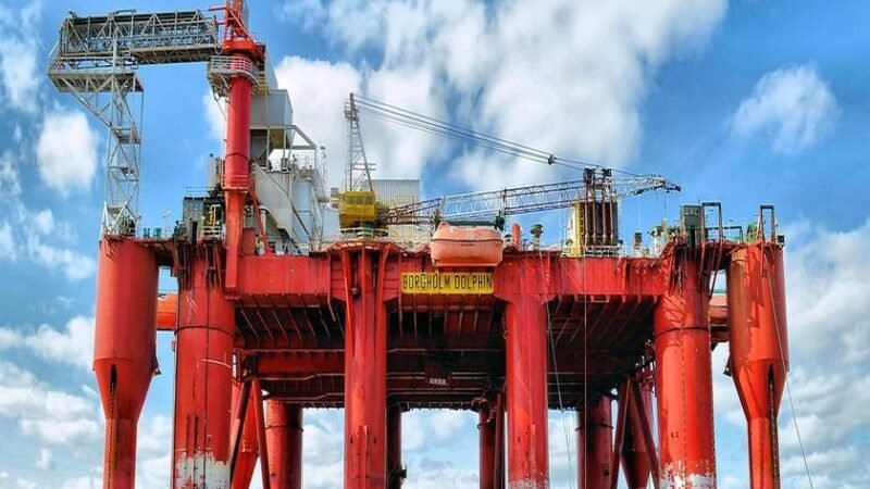 Petróleo volta a US$ 100 por barril devido a conflito no Oriente Médio