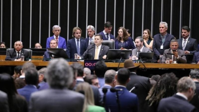 Congresso aprova lei que atenua punições para condenados por tentativas de golpe de estado