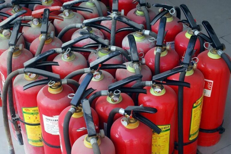 Incêndio em depósito de componentes solares em Sergipe alerta para segurança e boas práticas no setor