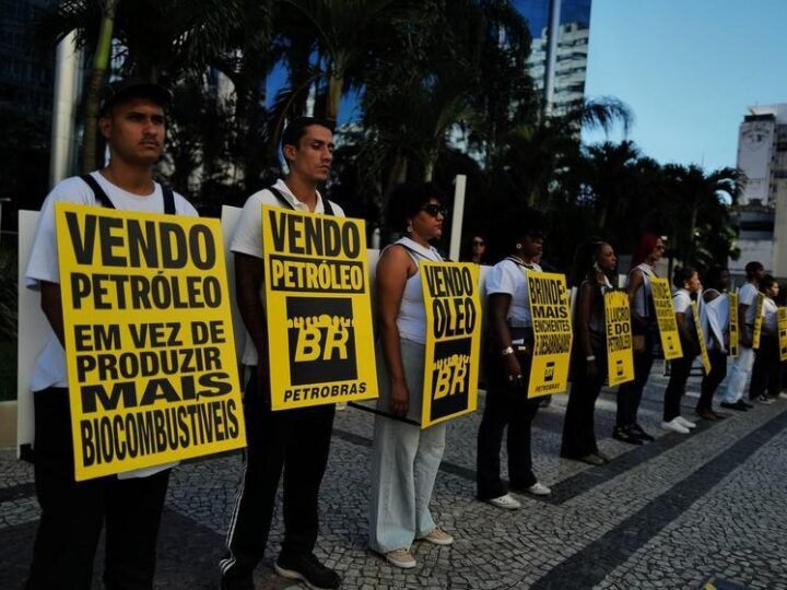 Petrobras lucra R$ 110 bi enquanto corta verba de transição e vira alvo de protesto Petrobras lucra R$ 110 bi enquanto corta verba de transição e vira alvo de protesto