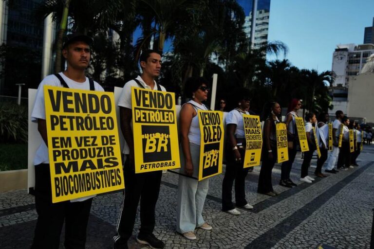Petrobras lucra R$ 110 bi enquanto corta verba de transição e vira alvo de protesto