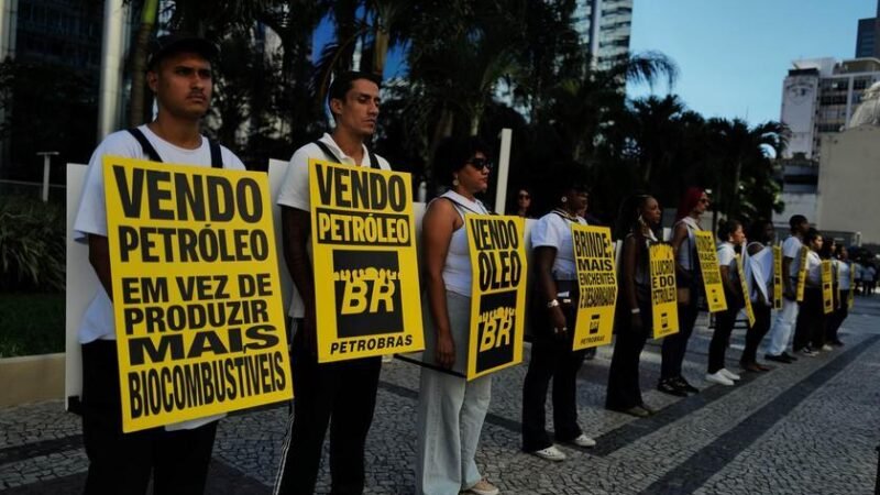 Petrobras lucra R$ 110 bi enquanto corta verba de transição e vira alvo de protesto Petrobras lucra R$ 110 bi enquanto corta verba de transição e vira alvo de protesto