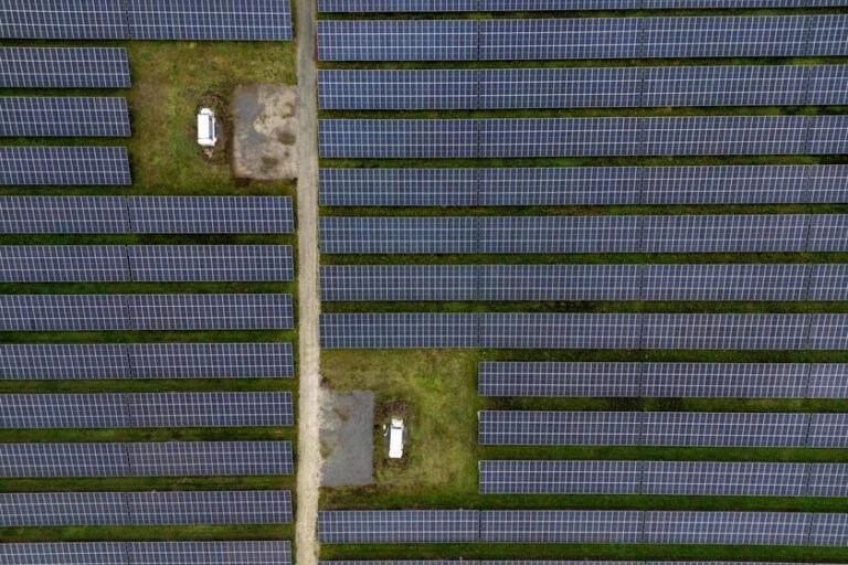 Alemanha incentiva integração de baterias em novas usinas solares para evitar desperdício