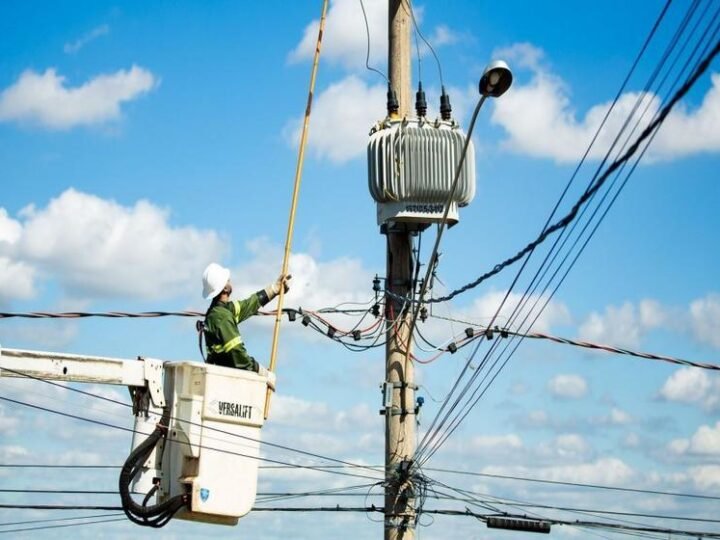 Aneel discute aumento de 4,25% na conta de luz em Pernambuco e de 5,43% em Alagoas