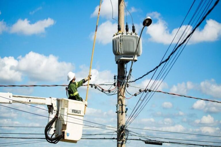 Aneel discute aumento de 4,25% na conta de luz em Pernambuco e de 5,43% em Alagoas
