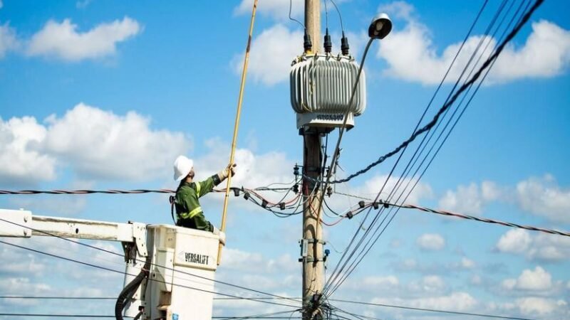 Aneel discute aumento de 4,25% na conta de luz em Pernambuco e de 5,43% em Alagoas