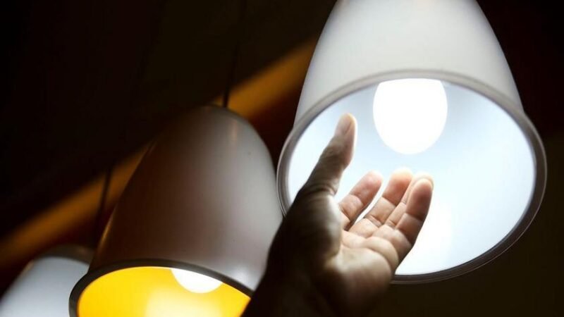 Bandeira tarifária amarela é anunciada para maio, com aumento de R$ 1,885 em cada 100 kWh consumidos