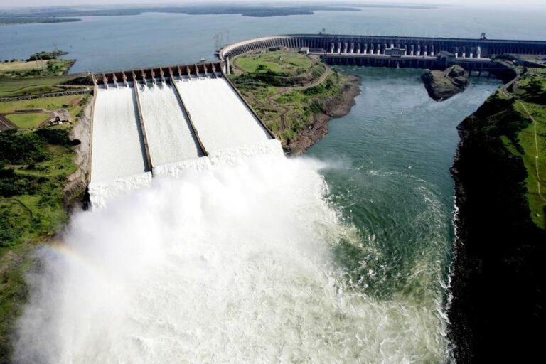 Brasileiros pagam R$ 18 bilhões a mais por energia de Itaipu