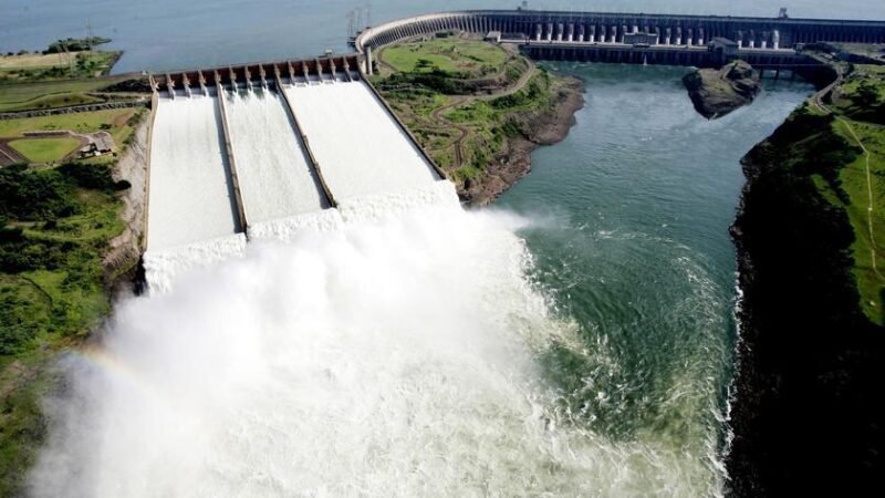 Brasileiros pagam R$ 18 bilhões a mais por energia de Itaipu