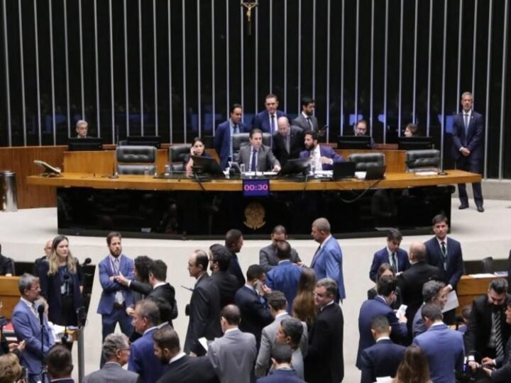 Câmara aprova reajuste de multas por adulteração de combustíveis para proteger consumidores Câmara aprova reajuste de multas por adulteração de combustíveis para proteger consumidores