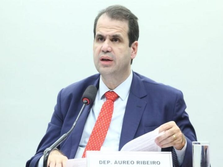 Comissão aprova projeto de lei para advertir sobre riscos de saúde no uso de celulares