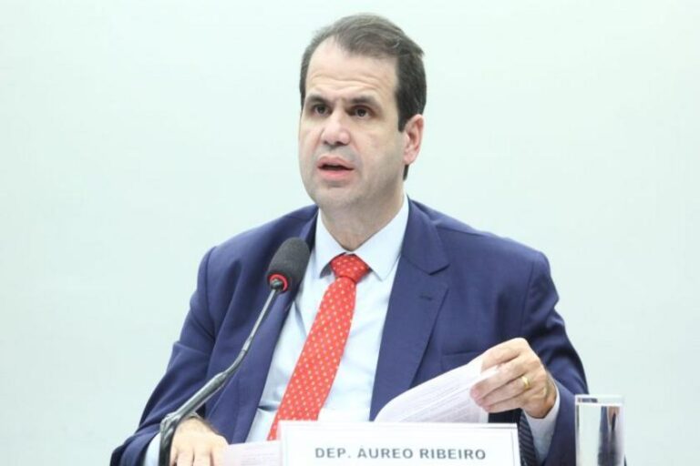 Comissão aprova projeto de lei para advertir sobre riscos de saúde no uso de celulares