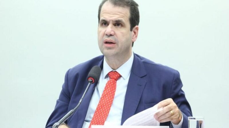 Comissão aprova projeto de lei para advertir sobre riscos de saúde no uso de celulares