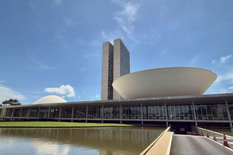 Congresso Nacional avalia propostas que geram custos adicionais nas tarifas de energia para milhões de consumidores