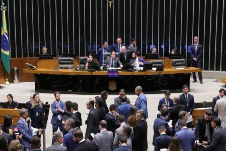 Deputados analisam projeto que aumenta multa por adulteração de combustíveis