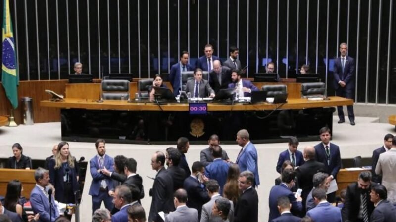 Deputados analisam projeto que aumenta multa por adulteração de combustíveis