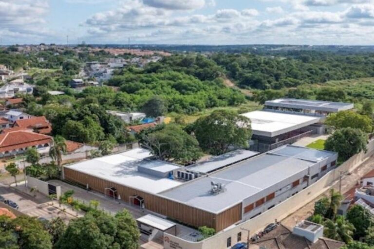 Enerzee implementa microrrede com baterias BESS
